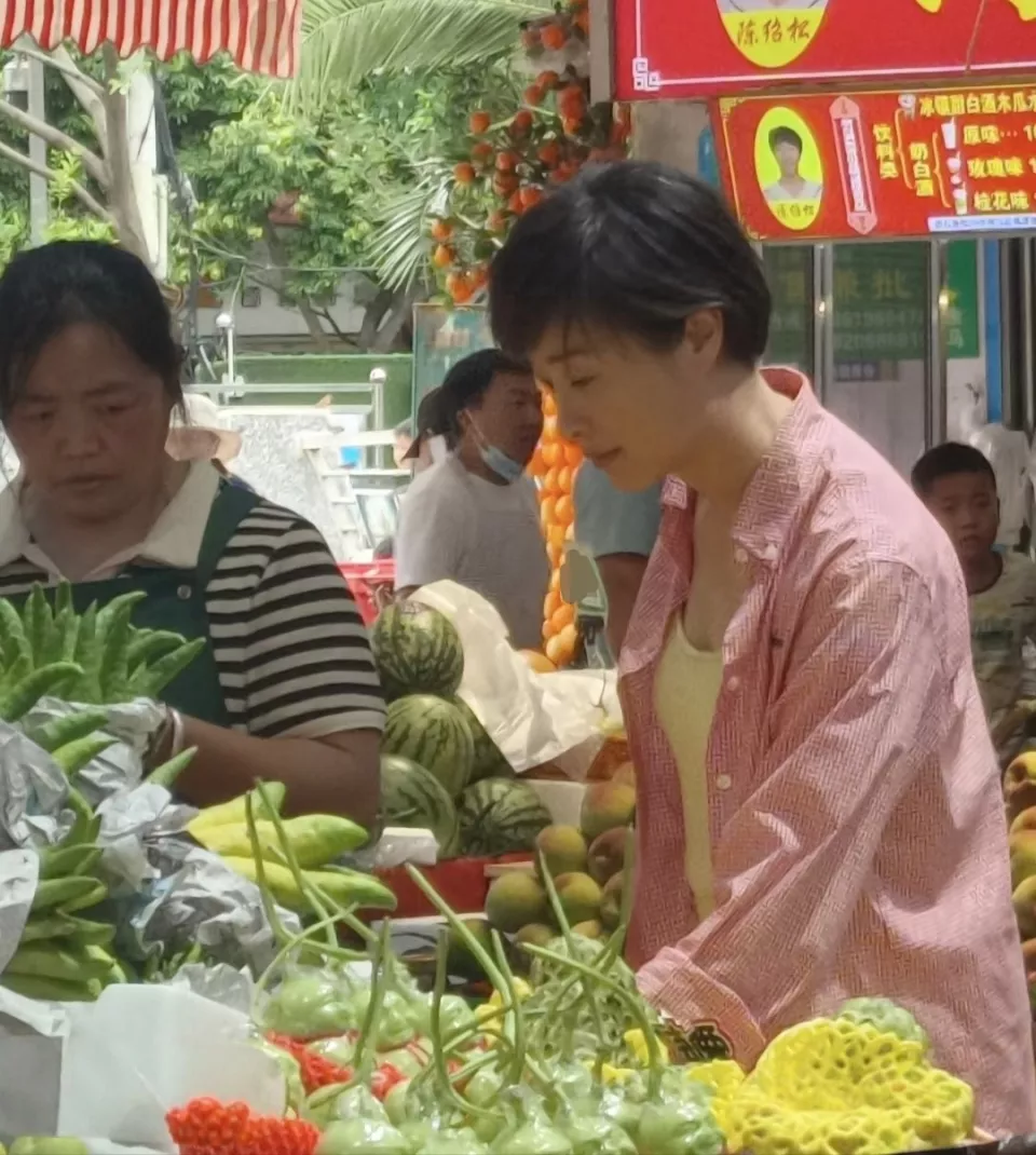 吴越逛云南菜市场，穿衣时尚，皮肤很白