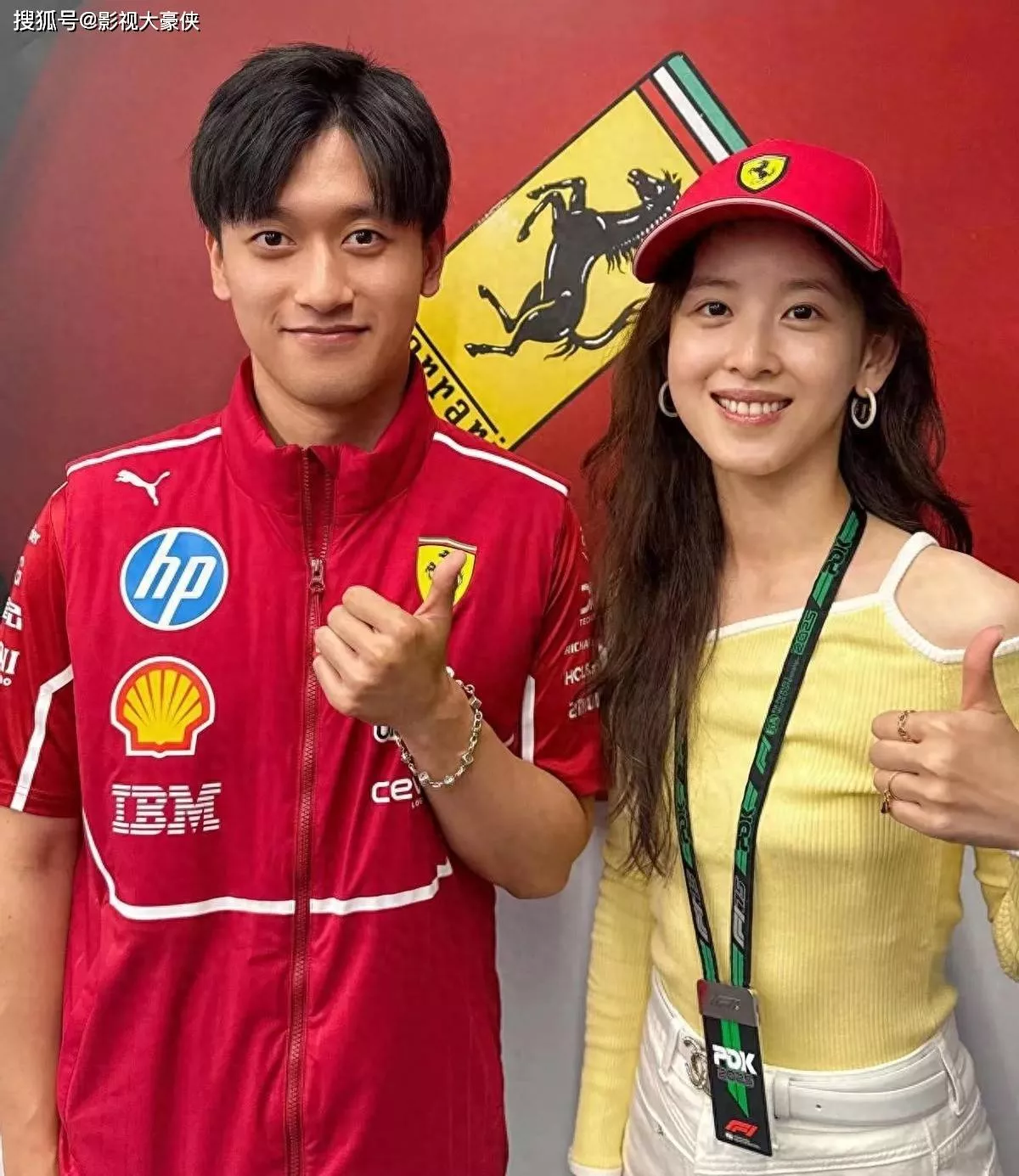 章泽天现身 F1 比赛！穿搭夏天，身材太瘦像小女孩