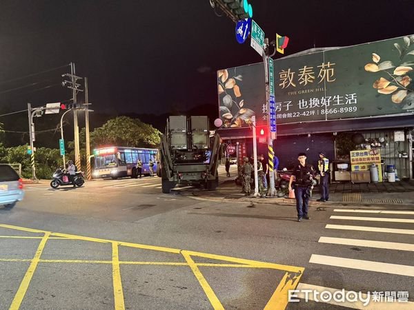 ▲▼汉光「爱国者飞弹车」卡新店路口 受困2.5小时惊动美方到场。 （图/民众提供）