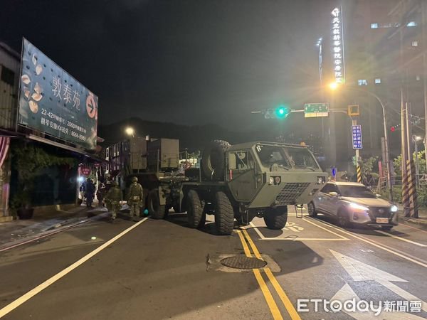 ▲▼汉光「爱国者飞弹车」卡新店路口 受困2.5小时惊动美方到场。 （图/民众提供）