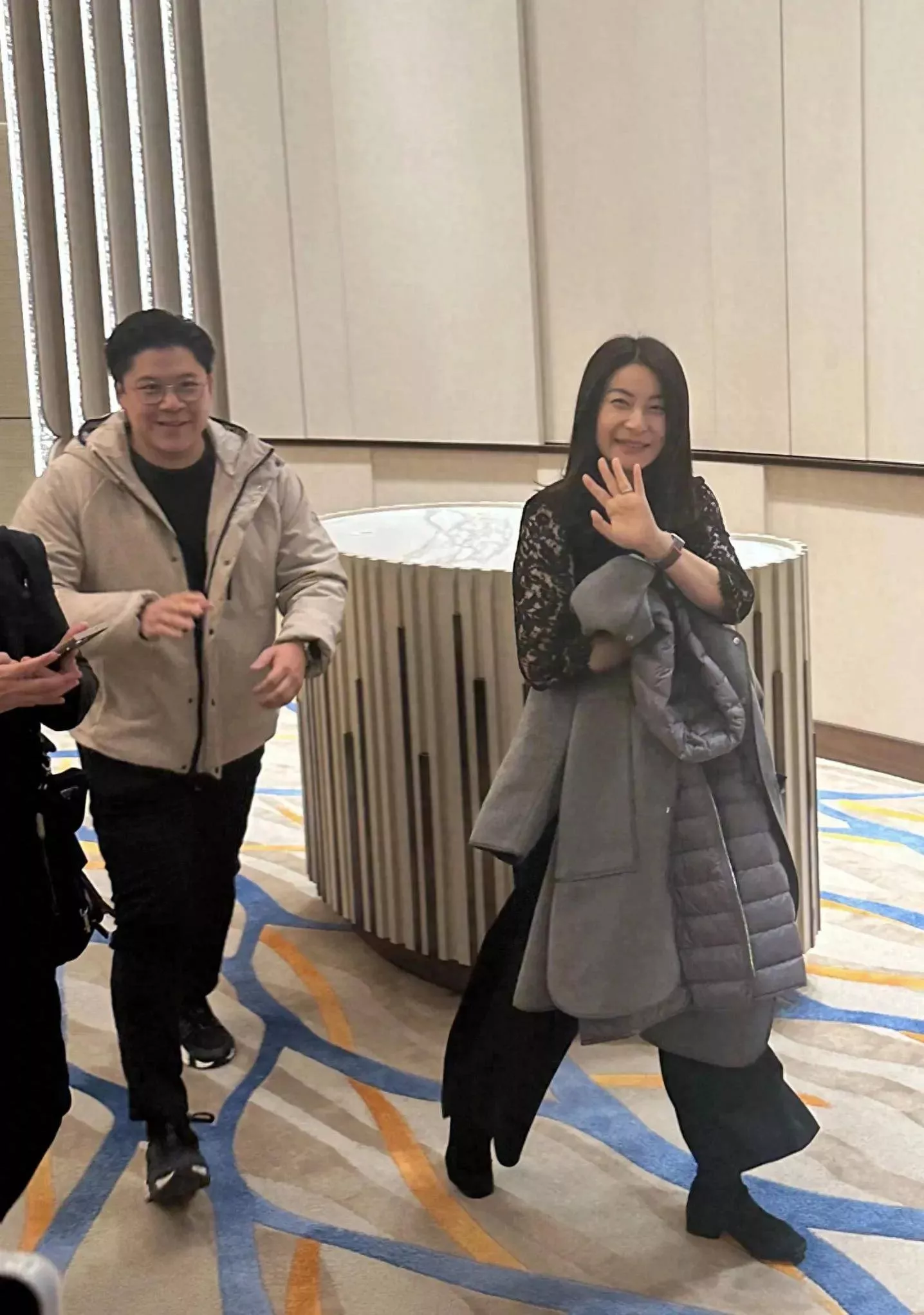 郭晶晶坐商务舱出行，和空姐一合照素颜状态好