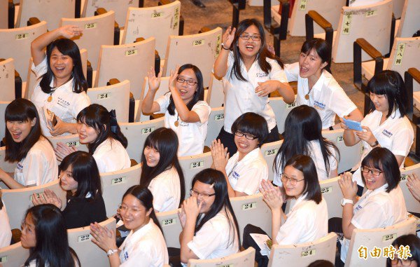蔡英文总统1日出席中山女高毕业典,受到学生热情欢迎。(记者罗沛德摄) 蔡英文总统1日出席中山女高毕业典,受到学生热情欢迎。(记者罗沛德摄)