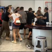 因早餐时间起冲突，游客围攻民宿老板，警方调解