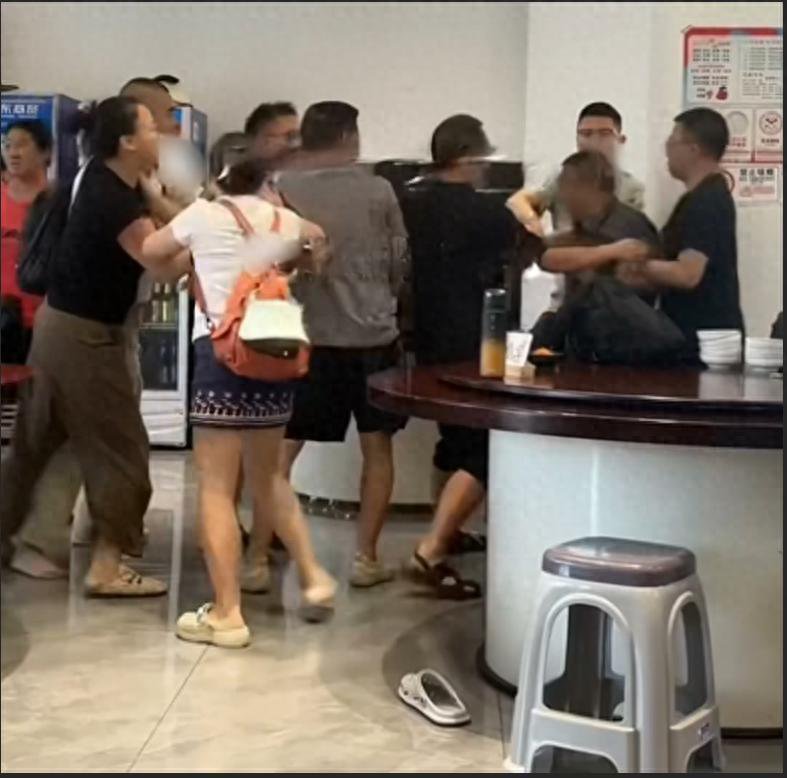 因早餐时间起冲突，游客围攻民宿老板，警方调解
