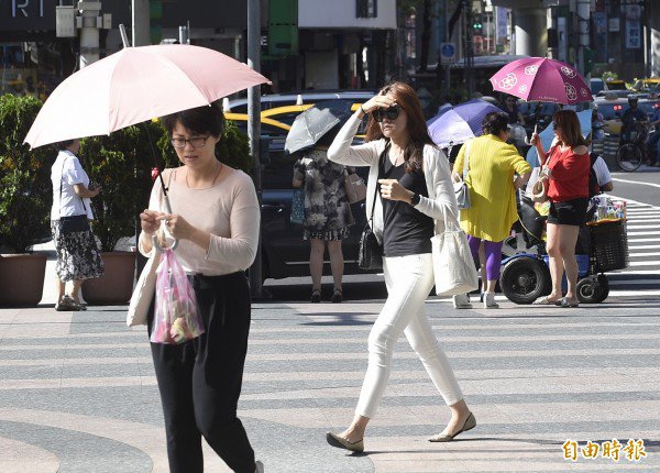 今天(1日)全台气温飙升,明天(2日)锋面影响,各地白天气温仍高,降雨情形会转趋明显。(记者陈志曲摄) 今天(1日)全台气温飙升,明天(2日)锋面影响,各地白天气温仍高,降雨情形会转趋明显。(记者陈志曲摄)
