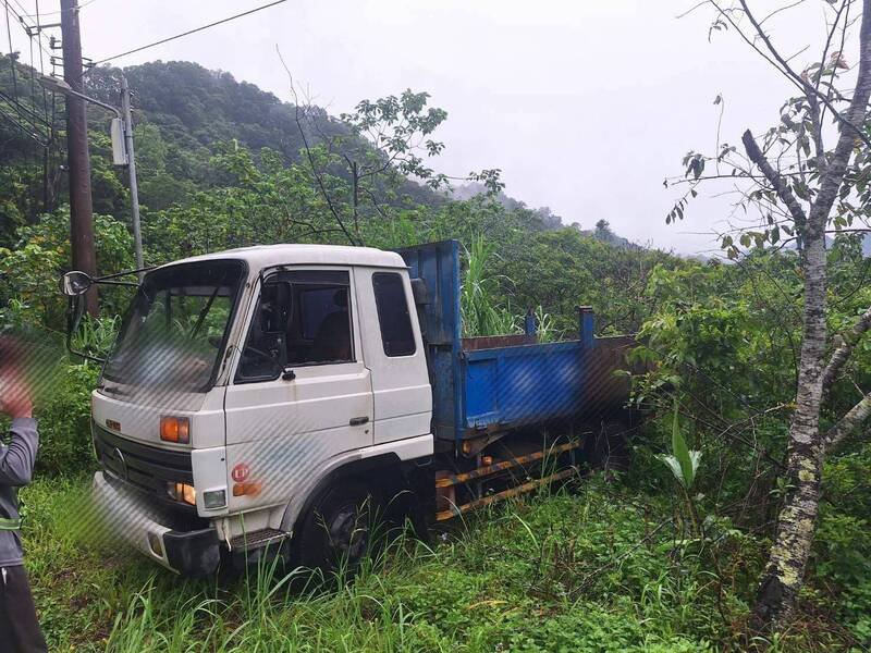 警方查出涉嫌滥倒土石的2名行为人为承包县府交工处土石崩塌清运工程厂商的员工。(图由警方提供) 警方查出涉嫌滥倒土石的2名行为人为承包县府交工处土石崩塌清运工程厂商的员工。(图由警方提供)