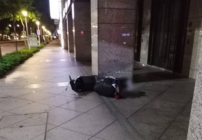 北市警凌晨骑用机车鸣笛赶现场,转弯遭对向轿车撞上,警用机车滑行到骑楼下。(记者邱俊福翻摄) 北市警凌晨骑用机车鸣笛赶现场,转弯遭对向轿车撞上,警用机车滑行到骑楼下。(记者邱俊福翻摄)