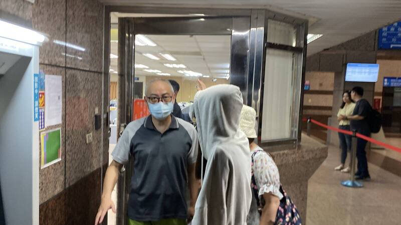 基隆地院法官谕知罢免基隆市议员张之豪领衔人游正义15万元交保,游妻替他办保后,步出法警室。(记者林嘉东摄) 基隆地院法官谕知罢免基隆市议员张之豪领衔人游正义15万元交保,游妻替他办保后,步出法警室。(记者林嘉东摄)
