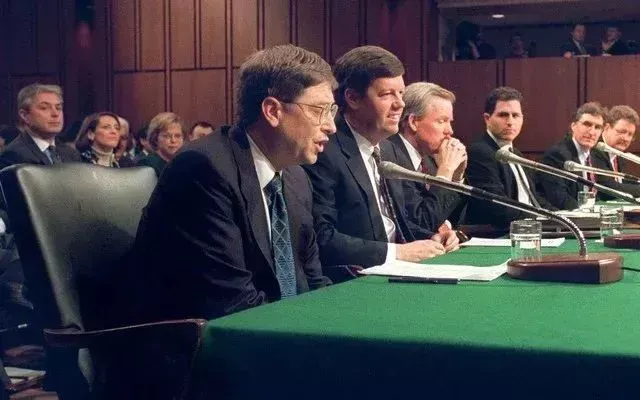 盖茨1998年参加美国国会反垄断听证会
