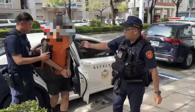 高雄苏姓男子逆向撞车后丢毒品,警方眼尖逮人。(民众提供) 高雄苏姓男子逆向撞车后丢毒品,警方眼尖逮人。(民众提供)