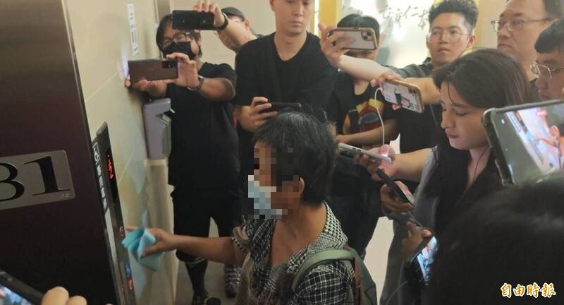 陈姓女死者家属认为司机身体不舒服,就应该要停在路边休息,而不是继续开车。(记者陆运锋摄) 陈姓女死者家属认为司机身体不舒服,就应该要停在路边休息,而不是继续开车。(记者陆运锋摄)