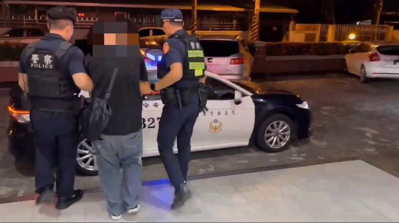 花莲县吉安乡一名酒醉乘客因车资争执与计程车司机发生冲突,司机竟掏出空气枪朝乘客头部射击遭警方逮捕。(警方提供) 花莲县吉安乡一名酒醉乘客因车资争执与计程车司机发生冲突,司机竟掏出空气枪朝乘客头部射击遭警方逮捕。(警方提供)