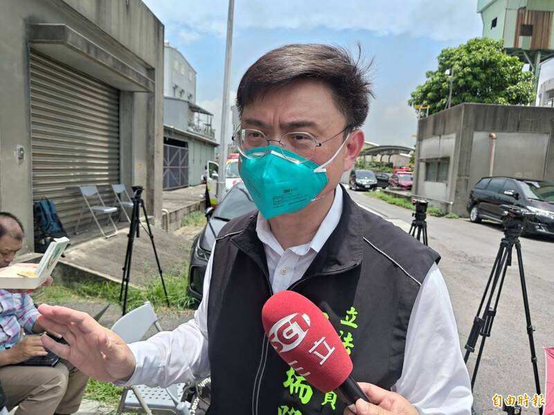 立委赖瑞隆转述地方对三元能源的不满,有里长放话「不给他做下去」。(记者王荣祥摄) 立委赖瑞隆转述地方对三元能源的不满,有里长放话「不给他做下去」。(记者王荣祥摄)