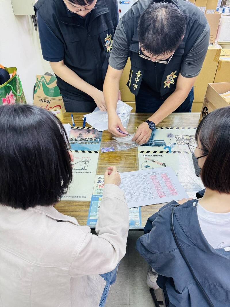 警方会同督察与政风单位,以严谨态度逐一清点、封缄。(警方提供) 警方会同督察与政风单位,以严谨态度逐一清点、封缄。(警方提供)