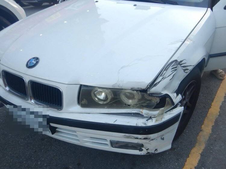 肇事的BMW轿车。(民众提供) 肇事的BMW轿车。(民众提供)
