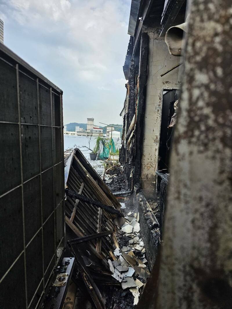 桃园市大溪区中华路今午发生民宅大楼火警,7楼与8楼顶楼加盖户不明原因燃烧,皆延烧到隔壁户,幸无人员伤亡。(桃园市消防局提供) 桃园市大溪区中华路今午发生民宅大楼火警,7楼与8楼顶楼加盖户不明原因燃烧,皆延烧到隔壁户,幸无人员伤亡。(桃园市消防局提供)