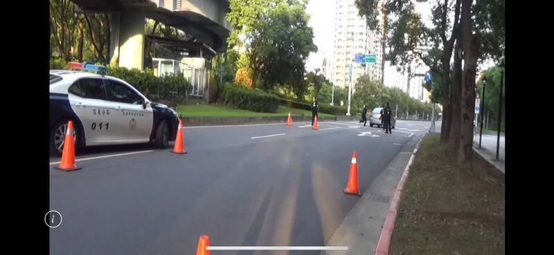 余男突然冲出拦检点,员警开枪制止。(记者邱俊福翻摄) 余男突然冲出拦检点,员警开枪制止。(记者邱俊福翻摄)