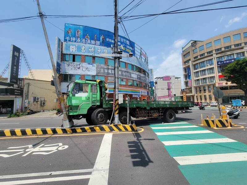 大货车从彰化县和美镇鹿和路左转道周路,撞上行人庇护岛再失控撞上分隔岛的路灯杆。(民众提供) 大货车从彰化县和美镇鹿和路左转道周路,撞上行人庇护岛再失控撞上分隔岛的路灯杆。(民众提供)