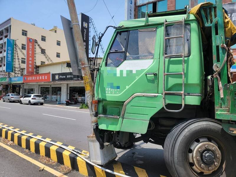大货车从彰化县和美镇鹿和路左转道周路,撞上行人庇护岛再失控撞上分隔岛的路灯杆。(民众提供) 大货车从彰化县和美镇鹿和路左转道周路,撞上行人庇护岛再失控撞上分隔岛的路灯杆。(民众提供)