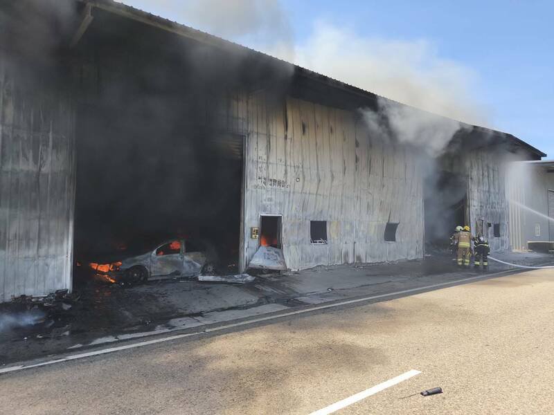新竹县竹北市西滨路某汽修厂火警,因是铁皮搭建,一下子就全面燃烧,所幸没人受伤受困。(竹县府消防局提供) 新竹县竹北市西滨路某汽修厂火警,因是铁皮搭建,一下子就全面燃烧,所幸没人受伤受困。(竹县府消防局提供)