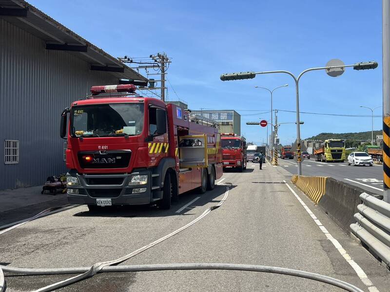 新竹县竹北市西滨路某汽修厂火警,因是铁皮搭建,一下子就全面燃烧,所幸没人受伤受困。(竹县府消防局提供) 新竹县竹北市西滨路某汽修厂火警,因是铁皮搭建,一下子就全面燃烧,所幸没人受伤受困。(竹县府消防局提供)