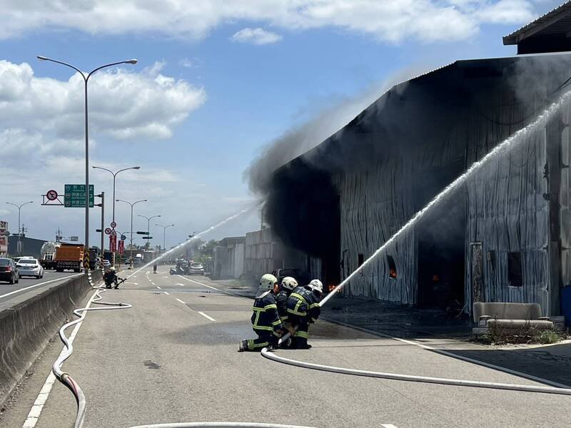 新竹县竹北市西滨路某汽修厂火警,因是铁皮搭建,一下子就全面燃烧,所幸没人受伤受困。(竹县府消防局提供) 新竹县竹北市西滨路某汽修厂火警,因是铁皮搭建,一下子就全面燃烧,所幸没人受伤受困。(竹县府消防局提供)