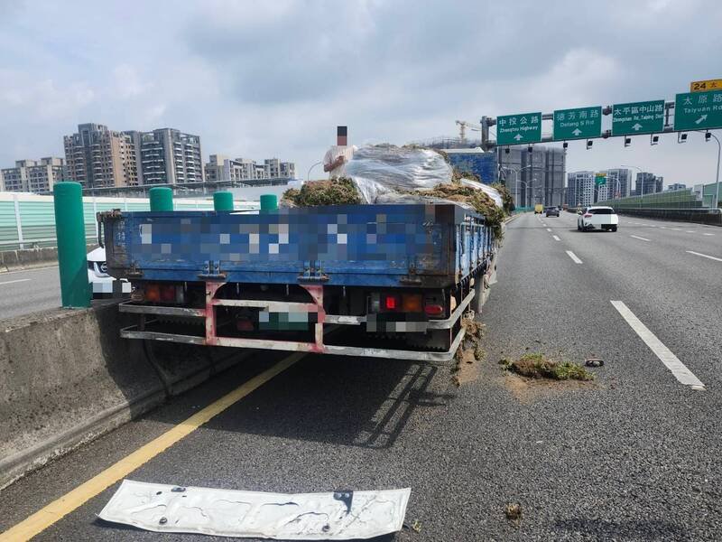载运草皮的大货车下太原路匝道时,与前方4辆轿车、小货车相撞,肇事责任尚待厘清。(记者张瑞桢翻摄) 载运草皮的大货车下太原路匝道时,与前方4辆轿车、小货车相撞,肇事责任尚待厘清。(记者张瑞桢翻摄)