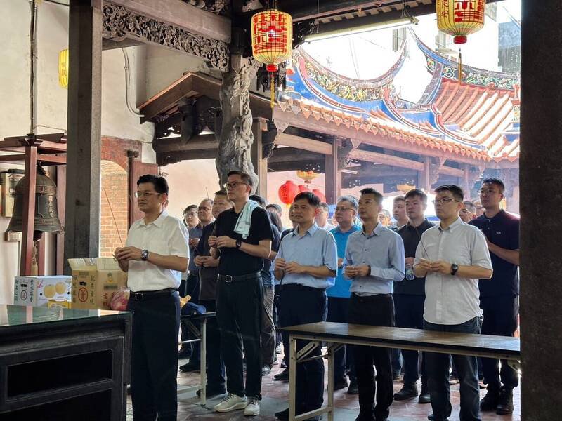 新庄广福宫主委黄金泉发起新庄多名善士,斥资72万余元,合捐11台救命AED给新庄警分局、各派出所,分局长陈保绪(左1)、副分局长张俊明(左2)、林志学(右3)等人,率干部参拜三山国王感谢庇佑地方平安。(警方提供) 新庄广福宫主委黄金泉发起新庄多名善士,斥资72万余元,合捐11台救命AED给新庄警分局、各派出所,分局长陈保绪(左1)、副分局长张俊明(左2)、林志学(右3)等人,率干部参拜三山国王感谢庇佑地方平安。(警方提供)