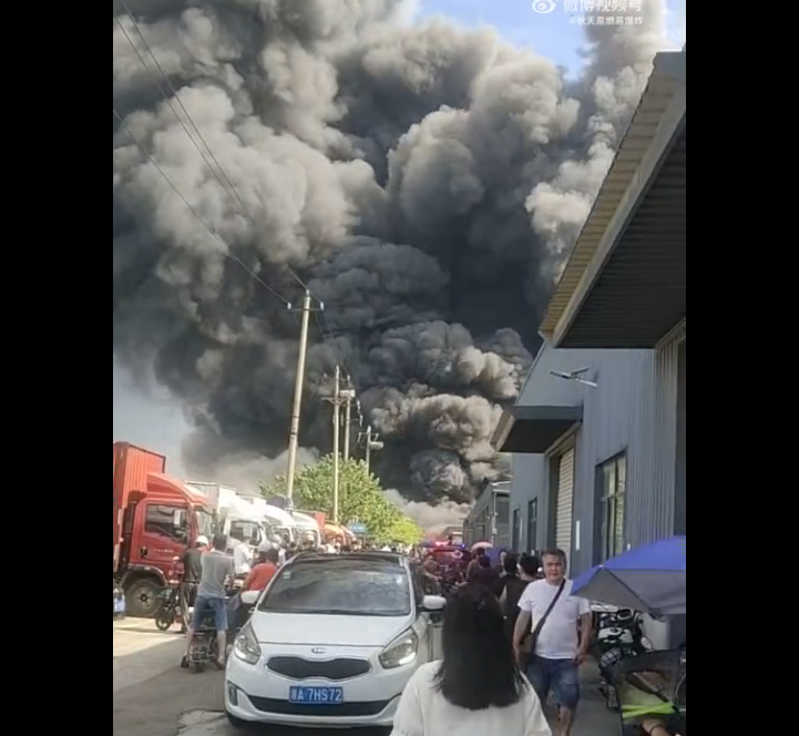 近距离拍摄浓烟,仿佛遮盖了天空。(图撷自微博) 近距离拍摄浓烟,仿佛遮盖了天空。(图撷自微博)