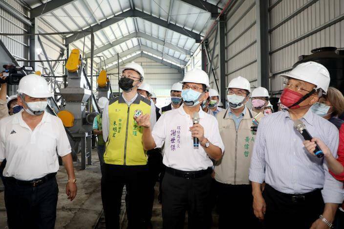 林科长提出与前行政院长苏贞昌(右)视察台南厨余厂的「同框照」,证明自己忙于公务而夜不归宿。(取自台南市政府官网) 林科长提出与前行政院长苏贞昌(右)视察台南厨余厂的「同框照」,证明自己忙于公务而夜不归宿。(取自台南市政府官网)