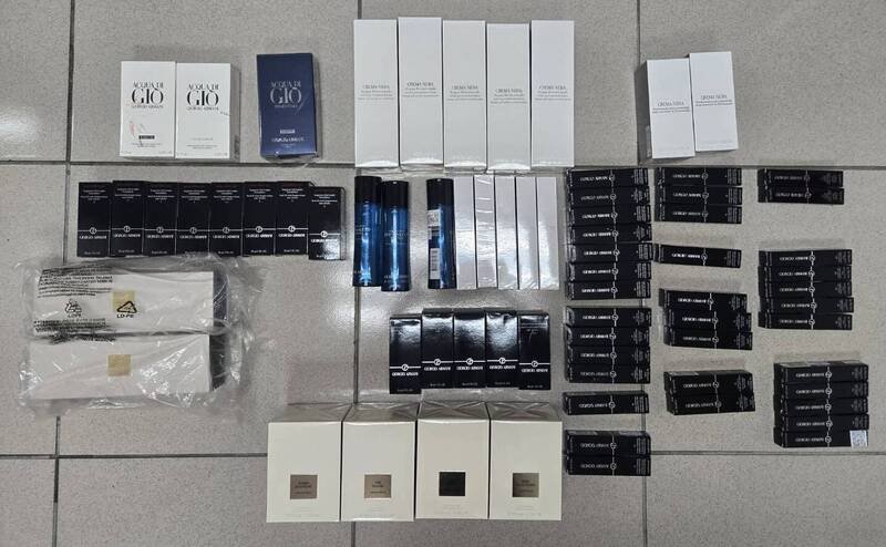 林女窃取的72件香水与化妆品,初估总价值逾24万元。(记者郑景议翻摄) 林女窃取的72件香水与化妆品,初估总价值逾24万元。(记者郑景议翻摄)