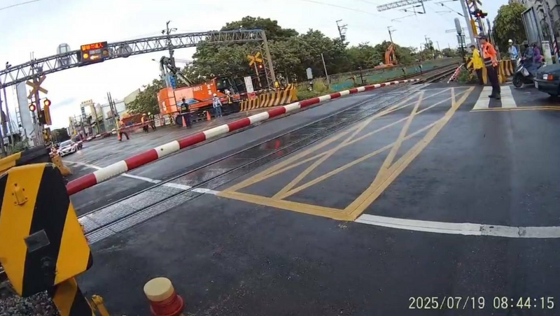 桃园区国际路平交道前大吊车翻车,一度造成塞车。(警方提供) 桃园区国际路平交道前大吊车翻车,一度造成塞车。(警方提供)