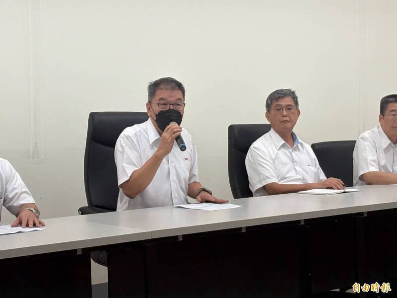 对于悲剧发生,欣欣客运董事长范大维(中)表示,将请辞负起责任。(记者陈奕劭摄) 对于悲剧发生,欣欣客运董事长范大维(中)表示,将请辞负起责任。(记者陈奕劭摄)
