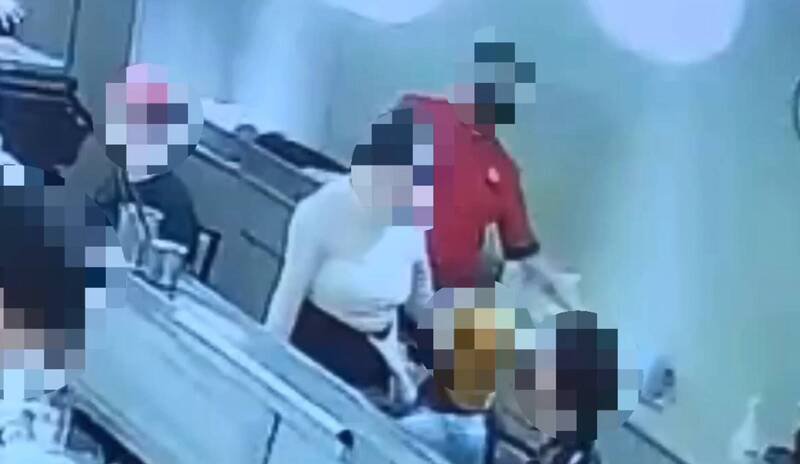 颜女(白衣)不满被认为讲电话太大声,上前向隔壁桌理论。(记者陆运锋翻摄) 颜女(白衣)不满被认为讲电话太大声,上前向隔壁桌理论。(记者陆运锋翻摄)