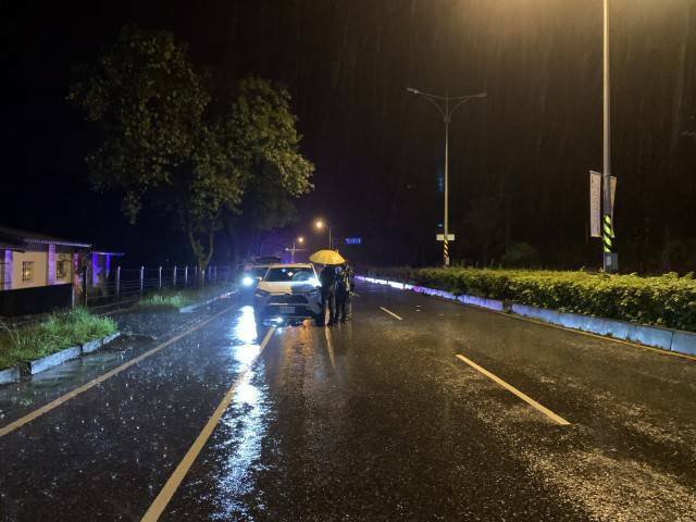 花莲县台九县220.1公里凤林段,昨深夜发生一起死亡车祸,穿越马路的行人遭汽车撞死。(民众提供) 花莲县台九县220.1公里凤林段,昨深夜发生一起死亡车祸,穿越马路的行人遭汽车撞死。(民众提供)