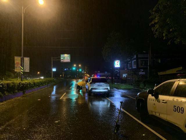 花莲县台九县220.1公里凤林段,昨深夜发生一起死亡车祸,穿越马路的行人遭汽车撞死。(民众提供) 花莲县台九县220.1公里凤林段,昨深夜发生一起死亡车祸,穿越马路的行人遭汽车撞死。(民众提供)