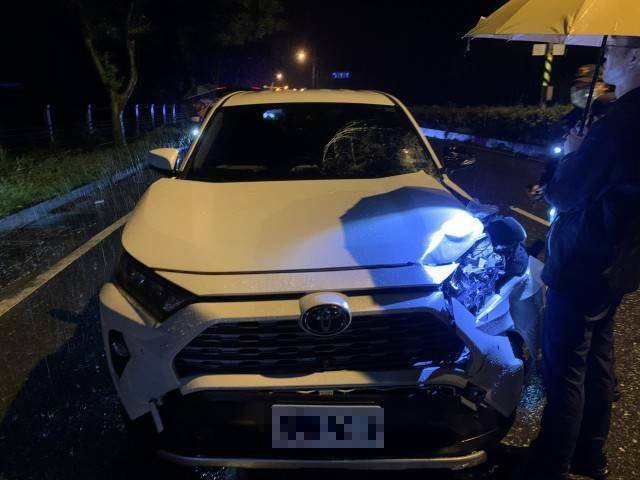 花莲县台九县220.1公里凤林段,昨深夜发生一起死亡车祸,穿越马路的行人遭汽车撞死。(民众提供) 花莲县台九县220.1公里凤林段,昨深夜发生一起死亡车祸,穿越马路的行人遭汽车撞死。(民众提供)