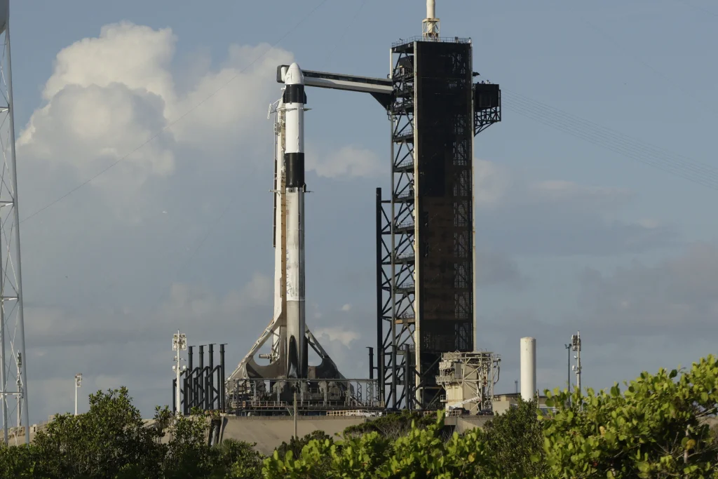 当地时间2025年6月24日，美国佛罗里达州卡，SpaceX“猎鹰9号”火箭搭载“载人龙”飞船准备发射，执行前往国际空间站的任务。视觉中国 资料图