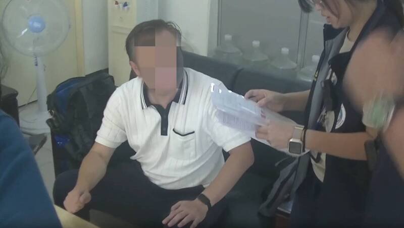 移民署新北专勤队逮捕中国籍张姓嫌犯。(记者陆运锋翻摄) 移民署新北专勤队逮捕中国籍张姓嫌犯。(记者陆运锋翻摄)