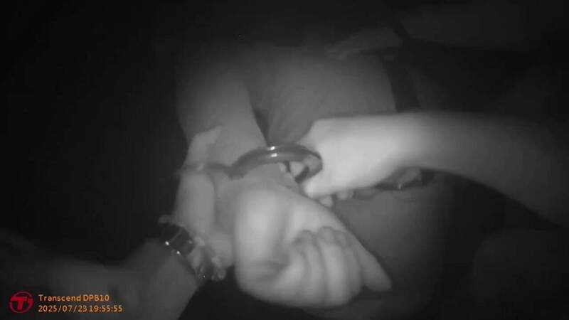 越南籍武姓男子假报身分被警识破时,还拔腿逃逸200公尺,最终仍被警方与实习生联手逮捕。(记者黄政嘉翻摄) 越南籍武姓男子假报身分被警识破时,还拔腿逃逸200公尺,最终仍被警方与实习生联手逮捕。(记者黄政嘉翻摄)