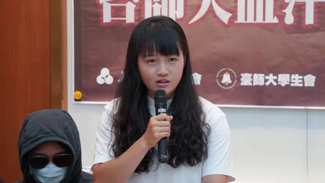 受害学生简奇升出席记者会