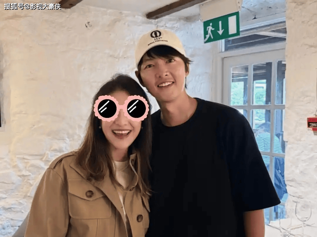 北爱尔兰偶遇宋仲基，40岁素颜似路人，网友看起来比他更像明星