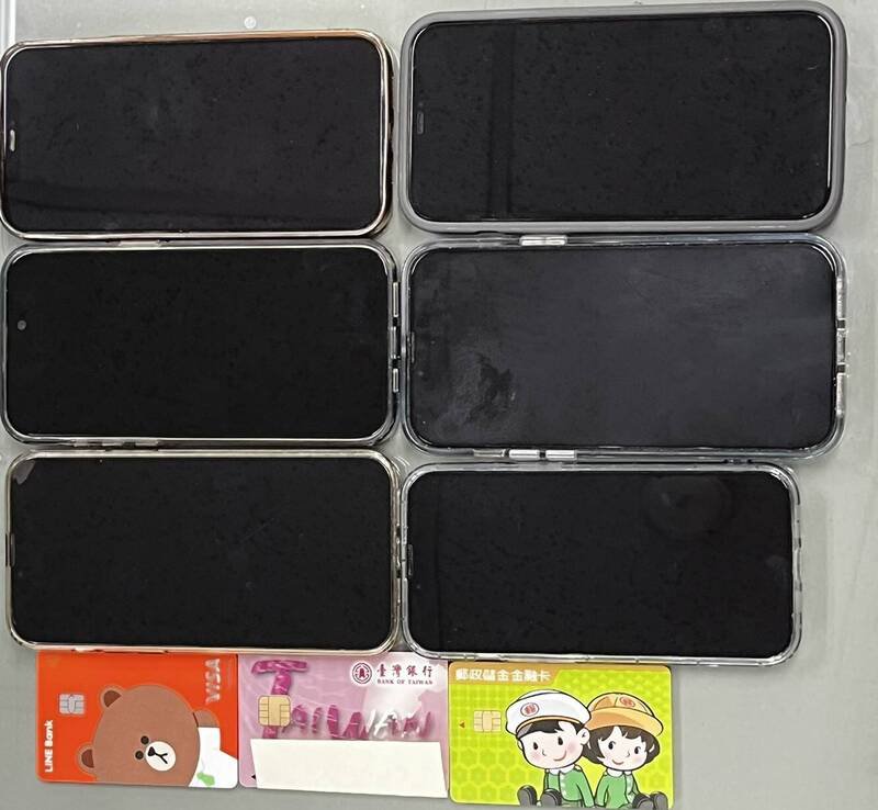 警方查扣犯案手机、金融卡等赃证物。(记者邱俊福翻摄) 警方查扣犯案手机、金融卡等赃证物。(记者邱俊福翻摄)