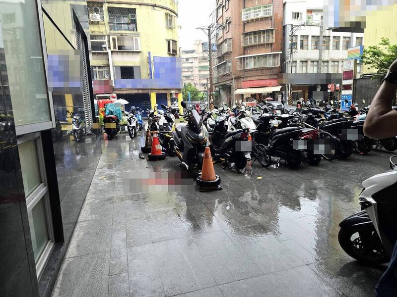 新北市汐止区行政中心上午发生民众坠楼意外,新北市消防局获报救援在公所一楼机车停车区。(记者林嘉东翻摄) 新北市汐止区行政中心上午发生民众坠楼意外,新北市消防局获报救援在公所一楼机车停车区。(记者林嘉东翻摄)