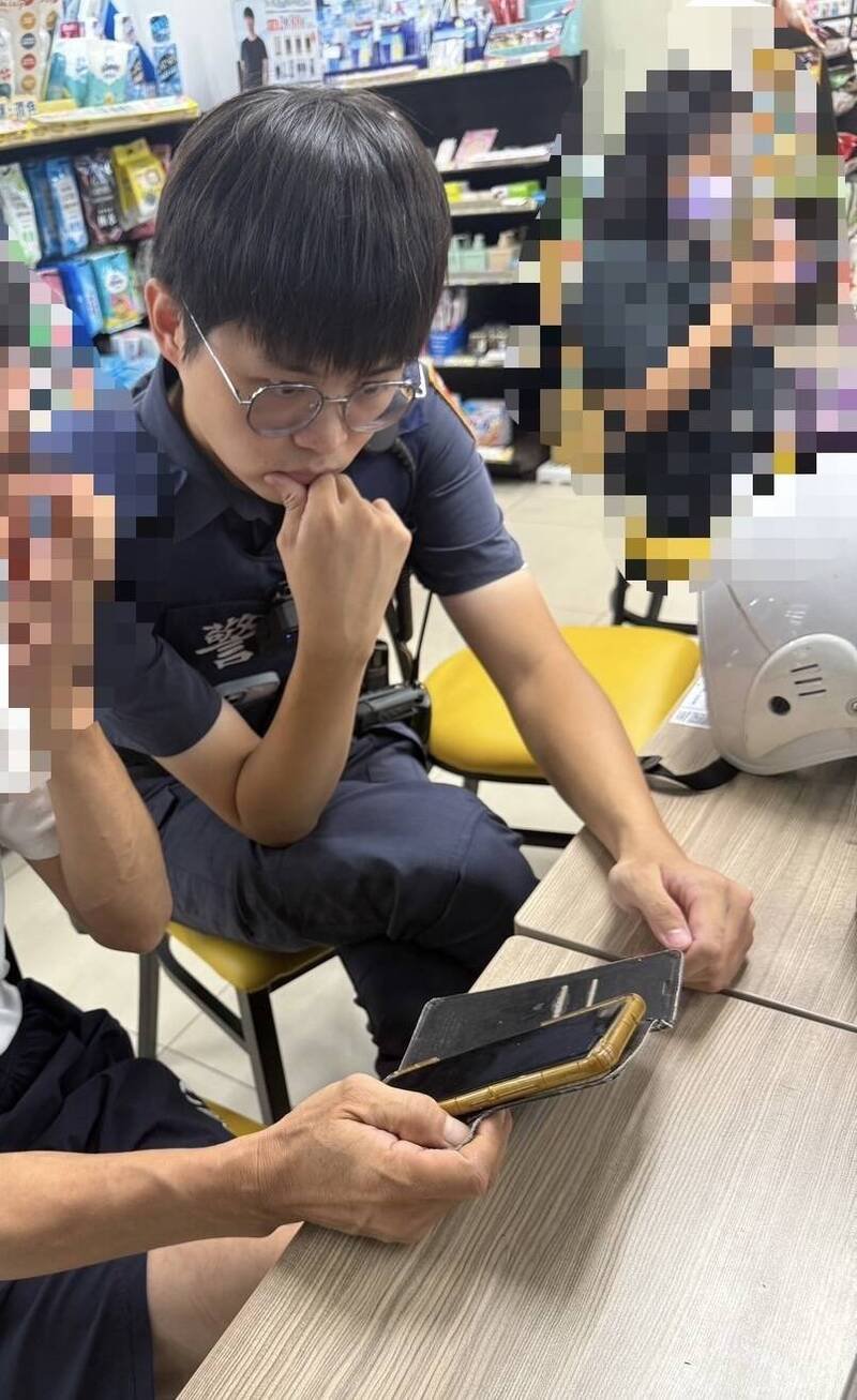 善化警分局善化派出所警员黄伟哲查看男子的手机讯息,点醒民众,及时阻诈。(记者刘婉君翻摄) 善化警分局善化派出所警员黄伟哲查看男子的手机讯息,点醒民众,及时阻诈。(记者刘婉君翻摄)