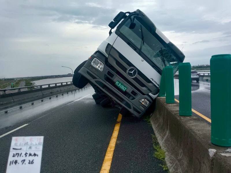西滨快台61线南下嘉义县布袋路段发生油罐车翻覆事故。(公路局云嘉南区养护工程分局提供) 西滨快台61线南下嘉义县布袋路段发生油罐车翻覆事故。(公路局云嘉南区养护工程分局提供)