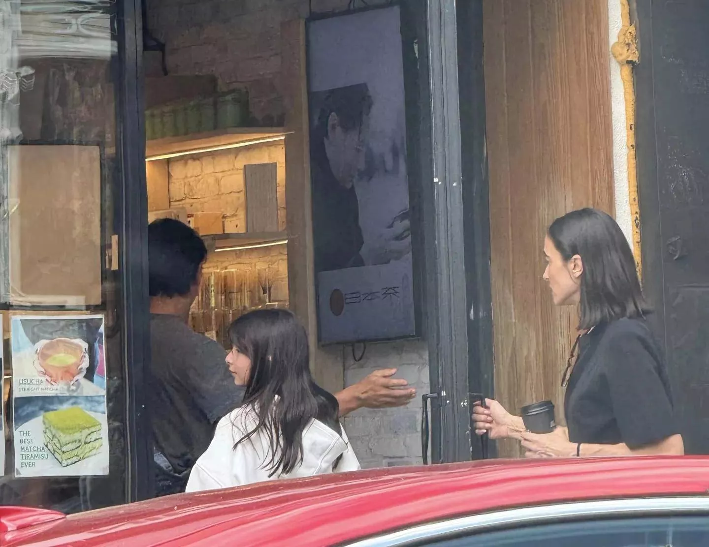 吴彦祖一家在纽约逛街,12岁女儿穿衣打扮时尚