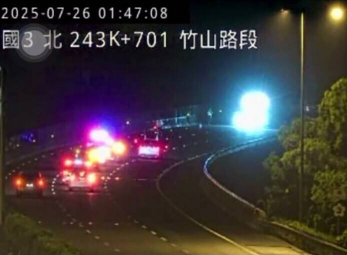 国道3号南投竹山南下路段,发生逆向休旅车对撞轿车的2死车祸,国道警方当下派出警车封闭车道处理事故。(民众提供) 国道3号南投竹山南下路段,发生逆向休旅车对撞轿车的2死车祸,国道警方当下派出警车封闭车道处理事故。(民众提供)