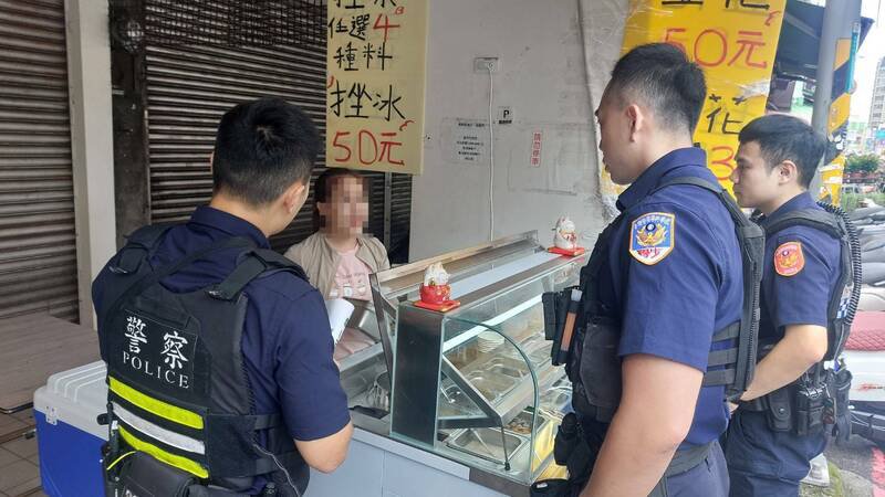警方获报后到豆花摊了解案情,并向市场摊商加强宣导,避免再有摊商受害。(记者郑淑婷翻摄) 警方获报后到豆花摊了解案情,并向市场摊商加强宣导,避免再有摊商受害。(记者郑淑婷翻摄)