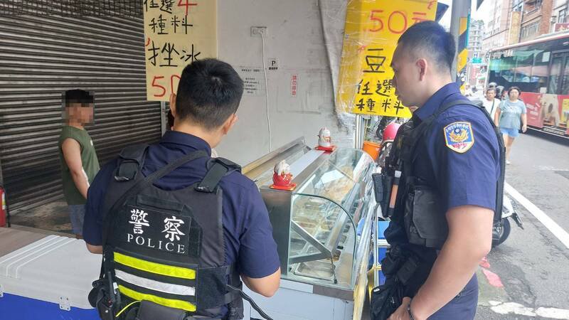 警方获报后到豆花摊了解案情,并向市场摊商加强宣导,避免再有摊商受害。(记者郑淑婷翻摄) 警方获报后到豆花摊了解案情,并向市场摊商加强宣导,避免再有摊商受害。(记者郑淑婷翻摄)